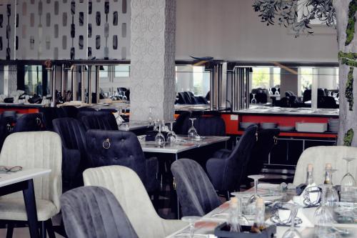 En restaurant eller et andet spisested på Velipoja Grand Europa Resort, Affiliated by Melia