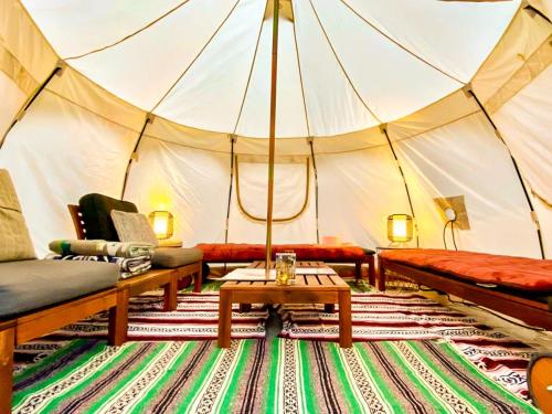 een kamer met een tent met banken en een tafel bij Many Thanks Resort Onomichi - Vacation STAY 15795 in Onomichi
