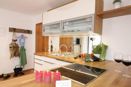 uma cozinha com um lavatório e um balcão com copos de vinho em Zellnerhof em Gstadt am Chiemsee