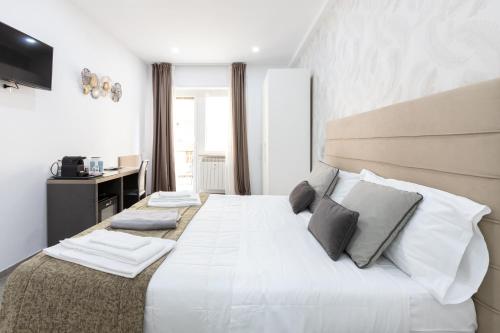 A bed or beds in a room at 247 Luxury Rooms Trastevere