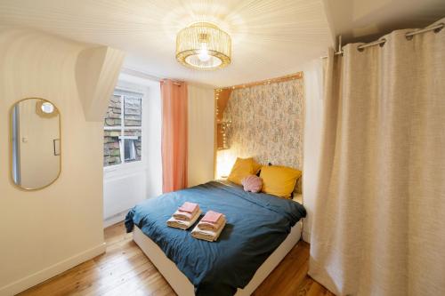 une chambre avec un lit avec deux serviettes dessus dans l'établissement Terracozzy - Proche des thermes de Salies de bearn, à Salies-de-Béarn