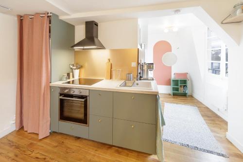 une cuisine avec un évier et un plan de travail dans l'établissement Terracozzy - Proche des thermes de Salies de bearn, à Salies-de-Béarn