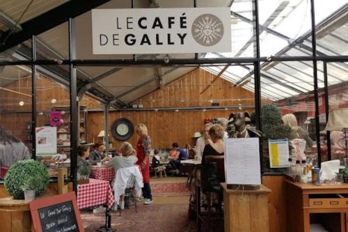 un groupe de personnes assises à des tables dans un restaurant dans l'établissement Family Appartment with balcony, à Saint-Cyr-lʼÉcole