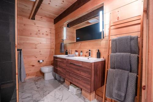 Vonios kambarys apgyvendinimo įstaigoje Private Hot Tub & Modern Sweet House