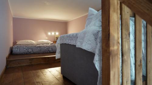 een slaapkamer met een bed op een houten bank bij Capitolina - apartments in Rome
