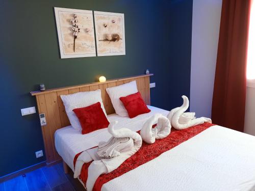 a bedroom with two swans on a bed at Le cocon in Lussas