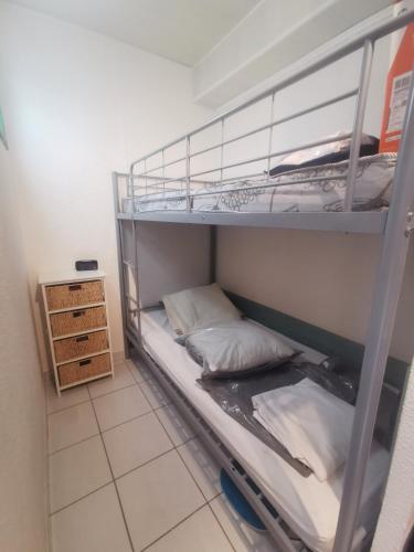 une chambre avec deux lits superposés dans une pièce dans l'établissement 5039 Tennis Village 308, au Cap d'Agde
