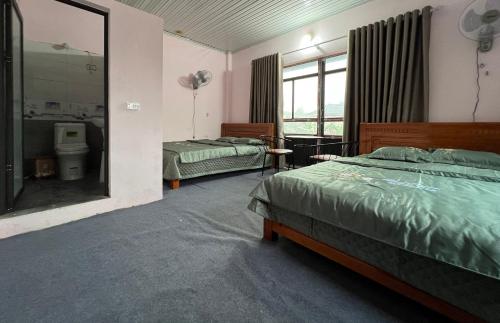 Un pat sau paturi într-o cameră la Homestay Long Coc