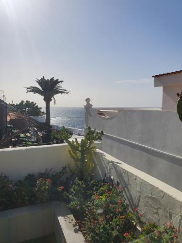 vistas al océano desde el balcón de una casa en Villa Sunrise with heated pool., en Callao Salvaje