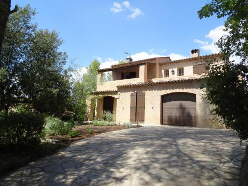 ein Haus mit einer Garage und einer Auffahrt in der Unterkunft 06D - Appartement spacieux avec terrasses, jardin et piscine in Roquefort-les-Pins