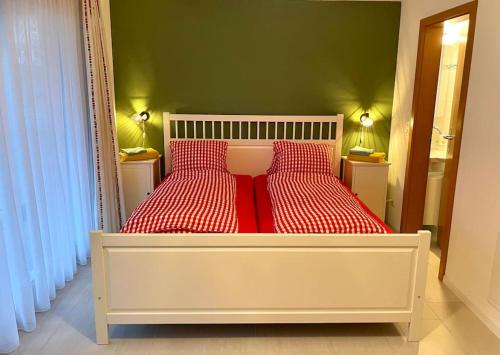 Cama o camas de una habitación en Romantic Swiss Alp Iseltwald with Lake & Mountains