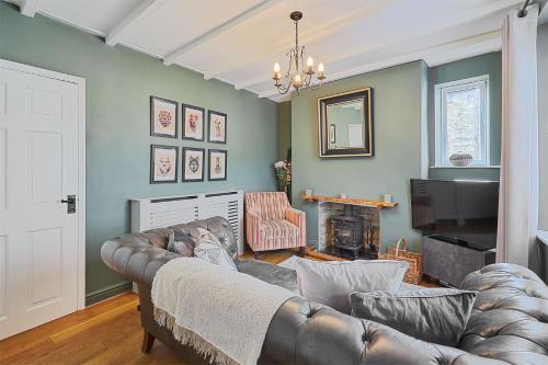 Host & Stay - Thorne Cottage في ستانهوب: غرفة معيشة بها أريكة وتلفزيون