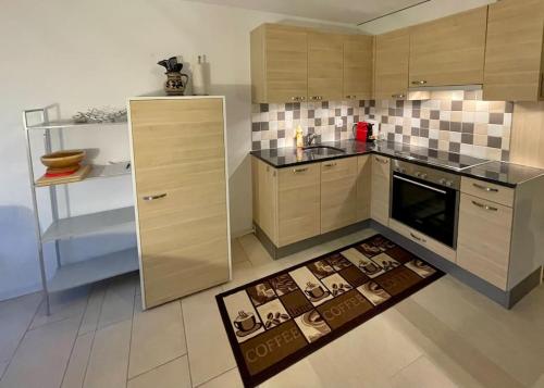 Una cocina o zona de cocina en Romantic Swiss Alp Iseltwald with Lake & Mountains