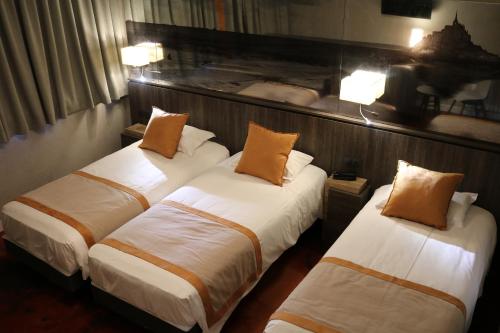 เตียงในห้องที่ Hotel De La Digue