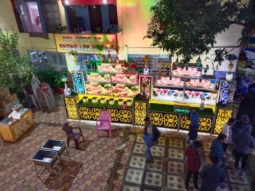 ANAND LOK VATIKA في راجغوري: نموذج ميزان لموقف الفواكه في متجر