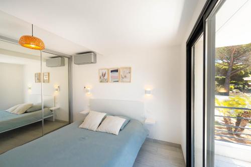 En eller flere senge i et værelse på Villa Simon