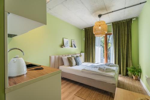 Schlafzimmer mit einem Bett, einem Schreibtisch und einem Fenster in der Unterkunft Silver Forest in Stettin