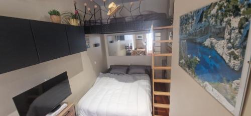 a small bedroom with a bed in a room at Le Perchoir de Cassis Cocoon in Cassis