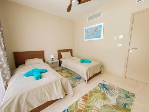 Postel nebo postele na pokoji v ubytování Cozy 1 Bedroom Ground Floor Apartment with Pool