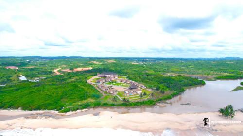 una vista aerea di una casa su un'isola in un fiume di NYASAPO ECO RESORT a Mouri