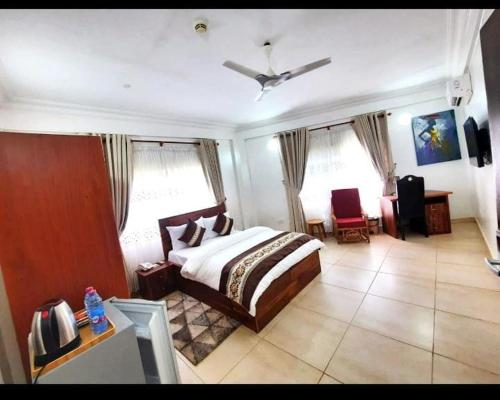 - une chambre avec un lit et deux chaises dans l'établissement NYASAPO ECO RESORT, à Mouri
