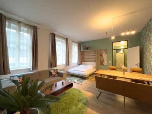 a living room with a couch and a table at Exklusives Leipzig City Apartment Flowers in Leipzig