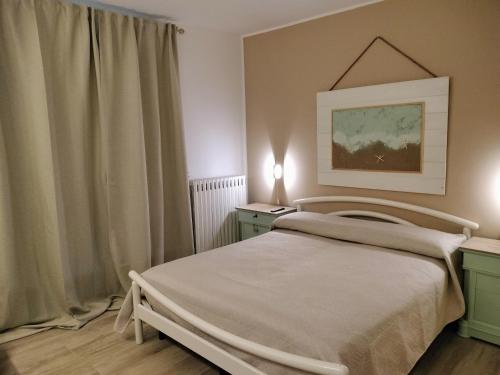 ein kleines Schlafzimmer mit einem Bett und einem Fenster in der Unterkunft Casa Levante Salentina in Galatina