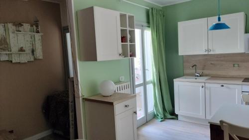 eine Küche mit weißen Schränken und einer Spüle in der Unterkunft Casa Levante Salentina in Galatina