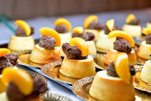 Un montón de postres en platos sobre una mesa. en Arbatax Park Resort - Cottage, en Àrbatax