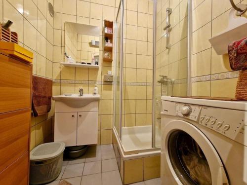 uma casa de banho com uma máquina de lavar roupa e um lavatório em Dino apartment em Sarajevo