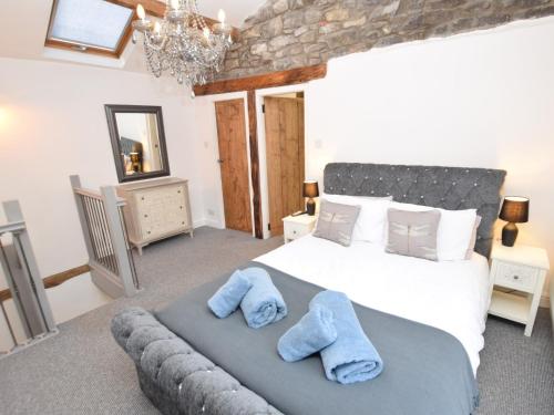 una camera da letto con un letto e asciugamani di 1 Bed in Kendal 94210 a Kendal