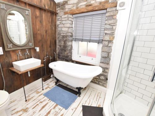 bagno con vasca e lavandino di 1 Bed in Kendal 94210 a Kendal