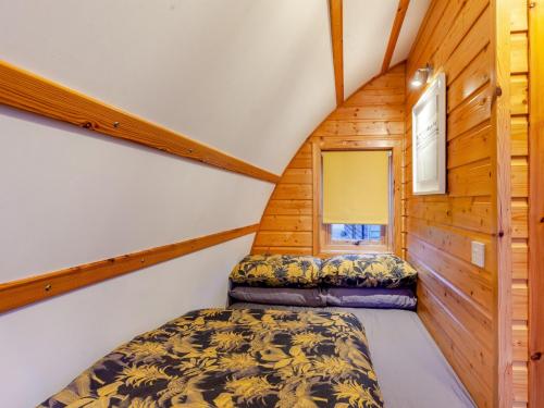 ein Schlafzimmer mit einem Bett in einem winzigen Haus in der Unterkunft 1 Bed in Bristol 94007 in Chew Magna