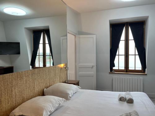 une chambre avec un lit avec deux serviettes dessus dans l'établissement le Royal XIX vue mer 212, à Dinard