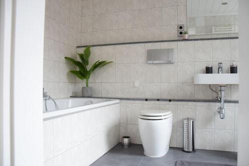 Ένα μπάνιο στο Maisonette Wohnung mit Dachterrasse - keine Vermietung an Monteure