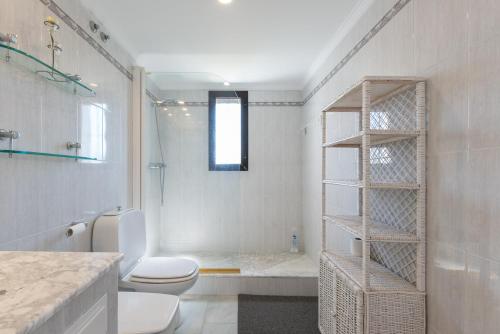Et badeværelse på Casa con encanto a 100m de la playa en Marbella