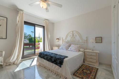 En eller flere senge i et værelse på Casa con encanto a 100m de la playa en Marbella