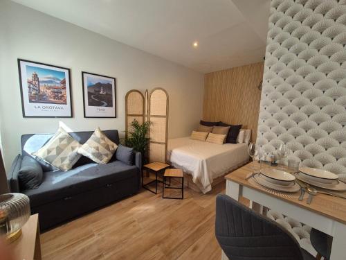 salon z łóżkiem i kanapą w obiekcie 5 Dragos Suites w mieście La Orotava