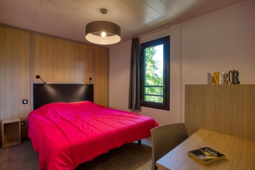 Ένα ή περισσότερα κρεβάτια σε δωμάτιο στο Domaine Les Pastourels