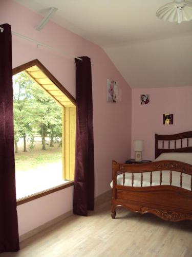 une chambre avec un lit et une fenêtre dans l'établissement HERMITAGE MARMANDAIS, à Anzex