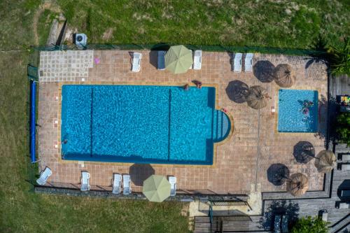 - une vue sur la piscine dans la cour dans l'établissement Domaine Les Pastourels, à Veyrines-de-Domme
