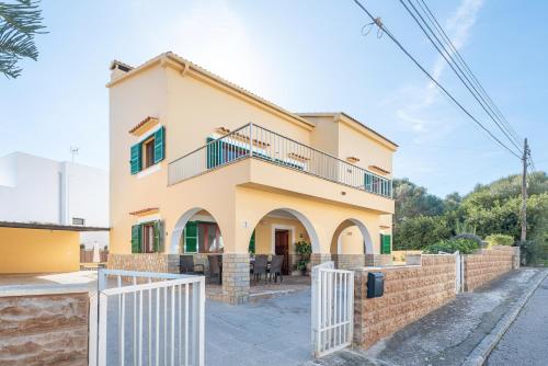 Amplia villa en Mallorca con jardín, 4 dormitorios y zona BBQ Cerca del mar en Portocolom