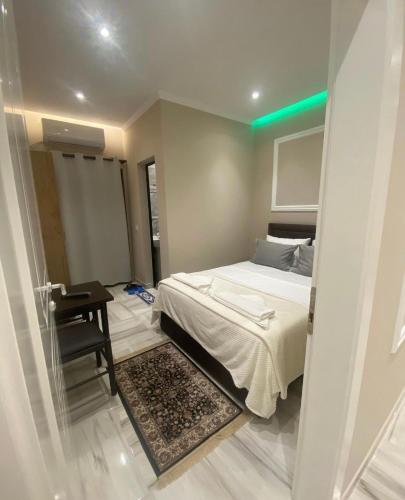 Vorë的住宿－HOTEL EMANUEL，一间卧室配有一张床,享有绿光