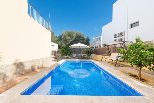 Πισίνα στο ή κοντά στο Amplia villa en Mallorca con jardín, 4 dormitorios y zona BBQ Cerca del mar en Portocolom