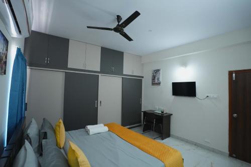 TV a/nebo společenská místnost v ubytování Yellow Bells Serviced Apartments Hitech City
