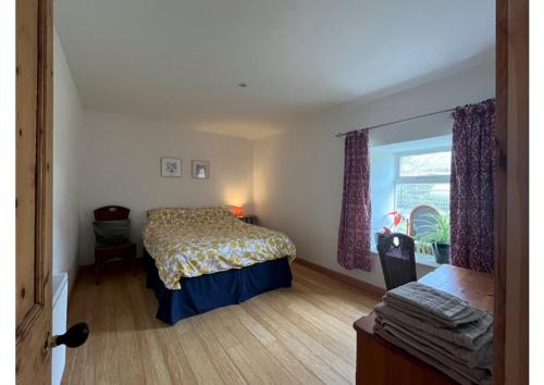 Postel nebo postele na pokoji v ubytování Willow Cottage, Gilchristland Organic Farm