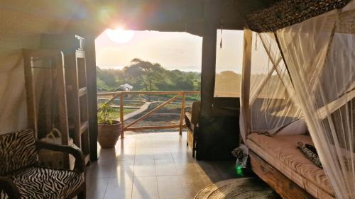 Habitación con balcón con cama y vistas. en Africa Safari Rift Valley 