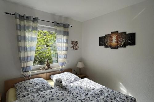 ein Schlafzimmer mit einem Bett mit einem Teddybär drauf in der Unterkunft Elbidyll in Magdeburg