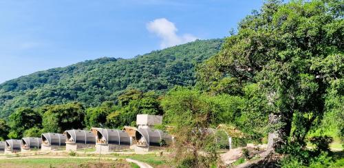 une rangée de toilettes devant une montagne dans l'établissement Africa Safari Rift Valley, 