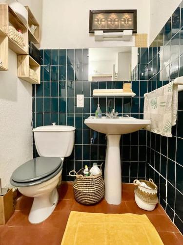 une salle de bain avec toilettes et lavabo dans l'établissement Appartement 3 pers - piscine - clim - parking, à Fitou